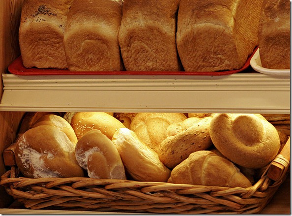 800px-Breads_and_rolls